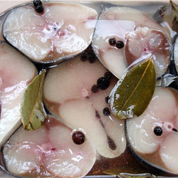 Как засолить скумбрию в домашних условиях - рецепты сухого посола, в рассоле, видео