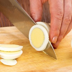 Каждая весна (чтобы воспрянуть духом) в нашей семье начинается именно с таких салатов