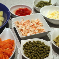 Салат а-ля Оливье с тунцом и креветками