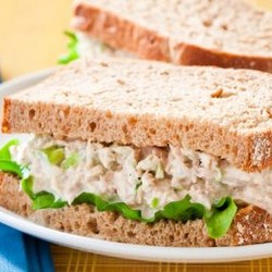 Салат из тунца консервированного — ТОП-8 классических рецептов