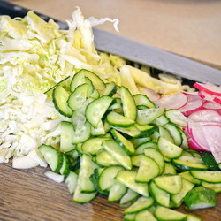 Салат с копченой курицей и овощами