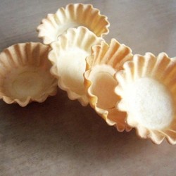 Тарталетки с печенью трески, огурцом и яйцом: рецепты с фото