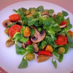 Салат с мидиями и зелёными оливками