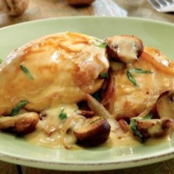 Курица тушеная в сметане: 4 рецепта, особенности приготовления - Onwomen.ru