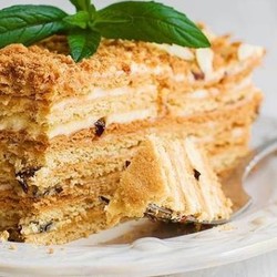 Медовый торт со сметанным кремом - классические рецепты пропитки и коржей на сковороде, в духовке и мультиварке