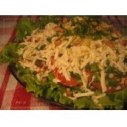 Свежий салат с грецкими орехами и сулугуни