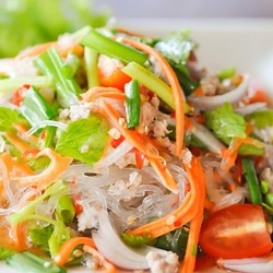 Тайский салат с фунчозой