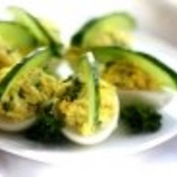 Яйца, фаршированные сыром и чесноком - пошаговый рецепт с фото на Повар.ру