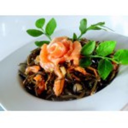 Салат из морской капусты с красной рыбой