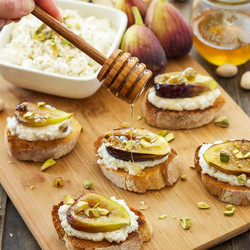 Кростини с инжиром, медовой рикоттой и фундуком