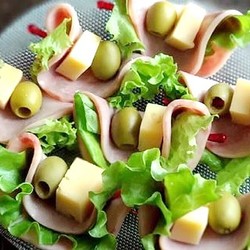 Канапе с ветчиной, сыром и оливками