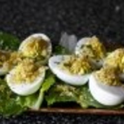 Салат с фаршированными яйцами - пошаговый рецепт с фото на Повар.ру