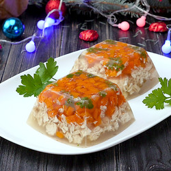 Праздничный холодец с овощами и куриной грудкой: лайт-версия любимой закуски. Выглядит супернарядно!