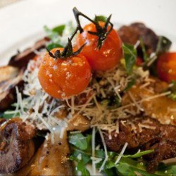 Салат с жареными грибами – универсальное блюдо для повседневного и праздничного меню