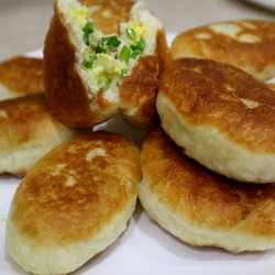 Жареные пирожки с зеленым луком и яйцом