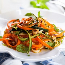 Весенний салат с лапшой удон