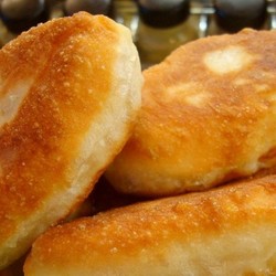 Воздушные пирожки с картофелем и секретной добавкой. Такие еще моя бабушка пекла. Невозможно остановиться!