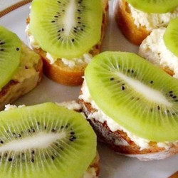 1 багет, 3 плода киви, 3 зубчика чеснока, секретный ингредиент: заморский рецепт прост