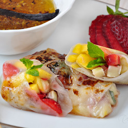 Фруктовые спринг роллы с сыром «Бри» и медово-ванильным соусом.