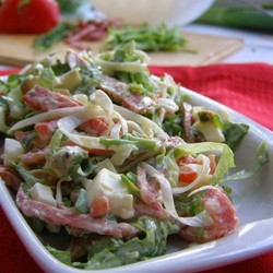 салаты с копченой колбасой