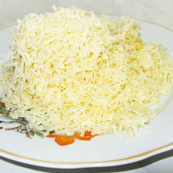 Салат из плавленного сыра: еврейская закуска. Как приготовить салат с плавленым сыром чесноком, яйцом, грибами, морковью, кукурузой, яблоком, помидорами?