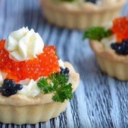 Тарталетки с творожным сыром – рецепты с семгой, красной икрой, чесноком и крабовыми палочками