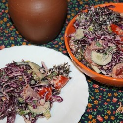 Салат с краснокочанной капустой, помидорами и колбасой - пошаговый рецепт с фото