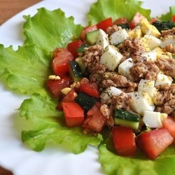 Салат с консервированным тунцом, огурцом и яйцом. Простые рецепты очень вкусных салатов