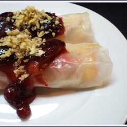 Яблочные спринг роллы с корицей, медом и ягодным джемом.