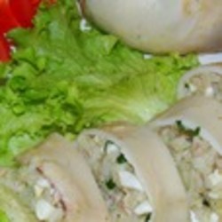 Кальмары, фаршированные печенью трески, на пару