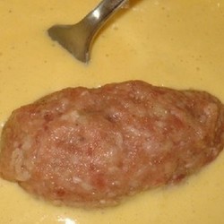 Всегда любила зразы, но этот рецепт — что-то особенное! Сочная начинка и нежный кляр...