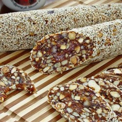 Полезная, сладкая, а главное простая в исполнении колбаска из сухофруктов — очень вкусный десерт