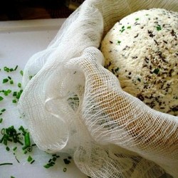 Как приготовить твердый домашний сыр с пряностями?