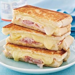 Горячие бутерброды на сковороде с колбасой