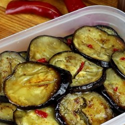 Баклажаны в остром медовом соусе: прогрей до прозрачности 5 минут, ни в коем случае не зажаривай