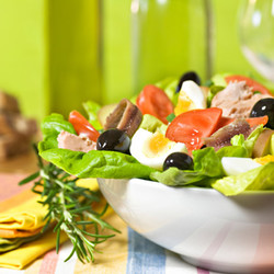 Вкусные рецепты салатов с консервированным тунцом -