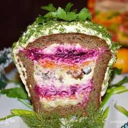 «Селедка под шубой» в бородинском хлебе. Ингредиенты: свекла вареная, морковь вареная, картофель вареный