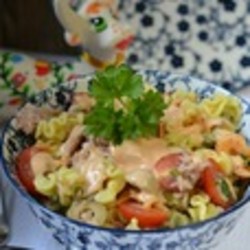 Салат с макаронами и тунцом