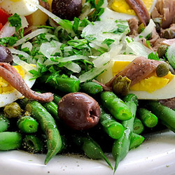 Салат с тунцом «Ницца»: сказочное блюдо, которое покорит сердце каждого гурмана.