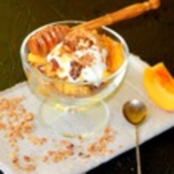 Гречневые мюсли с йогуртом и персиком