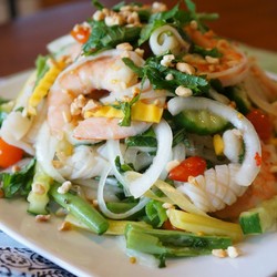 Салат с креветками и кальмарами: 9 праздничных рецептов |