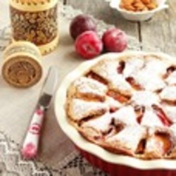 Пирог из пшенных хлопьев со сливами