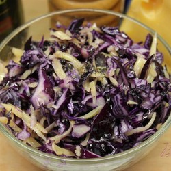 Салат из краснокочанной капусты с чесноком и сыром - пошаговый рецепт с фото