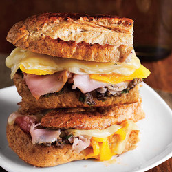 Панини из фокаччи с сыром бри и прошутто