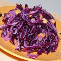 Салат из красной капусты с красным луком и кукурузой - пошаговый рецепт с фото