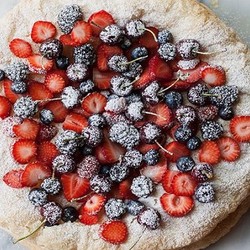 Торт из слоеного теста - рецепты со сгущенкой, сметанным кремом и маскарпоне