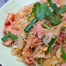 Пряная фунчоза с ветчиной