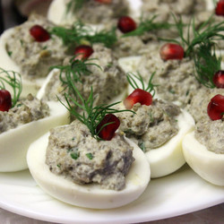 Яйца, фаршированные шампиньонами
