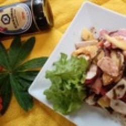 Салат из морской капусты с курицей и манго