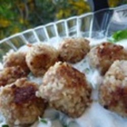 Фрикадельки из фарша и булгура с натуральным йогуртом